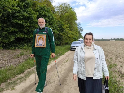 Крестный ход направляется к бывшему Свято-Макарьевскому монастырю в посёлке Рассвет Добрушского района