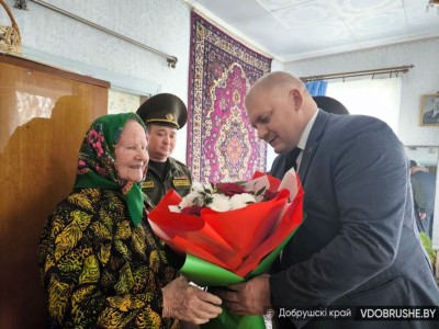Жительнице агрогородка Корма передали медаль, которой наградили ее дядю Михаила Овсиенко в августе 1944 года