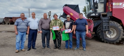 Не прерывая процесса, передовиков жатвы поблагодарили прямо на рабочих местах