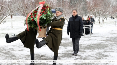 Раман Галоўчанка ўсклаў кветкі да мемарыяла &quot;Дзецям - ахвярам вайны&quot; ў Жлобінскім раёне