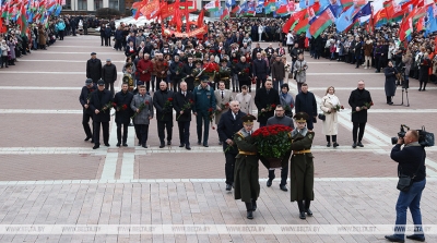 Flowers laid at Lenin monument in Minsk